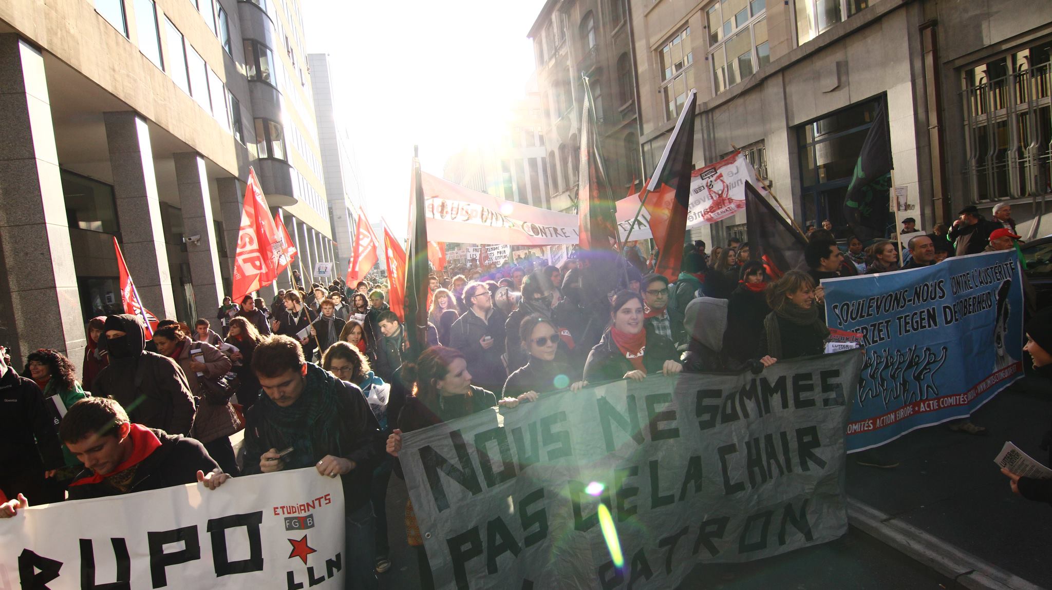 La jeunesse dans la rue ! 200 jeunes et étudiants en manifestation : Nous ne payerons par leur crise !