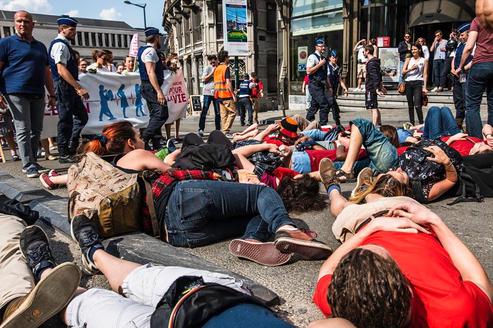 Le "collectif haricot rouge" perturbe la marche pour la "vie", la police réprime